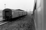 Am 22.10.1988 fotografierte Heiko Ifland diese DR V100 mit einem Personenzug Richtung Nebra bei der Ausfahrt im Bahnhof Laucha (U).