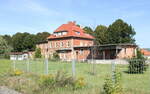 Das ehemalige Bahnhofsgebäude in Laucha (Unstrut), am 09.09.2023.