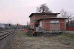 09-karsdorf-bis-2011/872650/das-ehemalige-bahnhofsgebaeude-in-karsdorf-am Das ehemalige Bahnhofsgebäude in Karsdorf am 20.02.2019. An der Hauswand über dem Schuppen kann man erkennen, dass es früher sogar mit Carsdorf beschildert war. (Foto: Wolfgang Krolop)