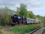 Die 52 8079-7 der Leipziger Dampf KulTour brachte am 13.09.2025 den 'Salzland-Express' aus Magdeburg Hbf ab Sangerhausen nach Karsdorf Bbf.