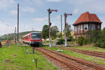 DB 628 302-2 als RB nach Naumburg (S) Hbf, am 12.08.2006 bei der Einfahrt in den Bahnhof Vitzenburg. Rechts steht das Stellwerk Vn. (Foto: John Henry Deterding)