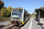 Burgenlandbahn 672 906 als RB 80558 von Naumburg Ost nach Wangen, am 15.10.2018 beim Halt in Nebra.