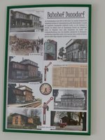 Eine Infotafel zur Geschichte des Bahnhofs von Donndorf, am 01.05.2016 im Bahnhof Donndorf.