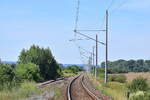 Blick vom Bahnbergang der B86 in Reinsdorf (b Artern) auf die Strecke von Sangerhausen nach Erfurt, am 30.07.2020.