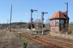 Das Stellwerk Vn und der Bahnübergang, am 23.02.2014 in Reinsdorf (b Nebra).