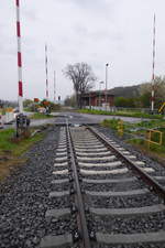 Der auf Grund von Bauarbeiten gesperrte Bahnübergang in Kleinjena am 12.04.2017.