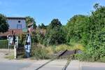 Der Bahnübergang in der Ernst Thälmann Straße in Roßleben, mit Blick Richtung Artern am 30.07.2020. (Foto: Dennis Fiedler)