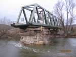 Wegen starker Winde mußte der Einschub der neuen Saalebrücke in Roßbach immer wieder unterbrochen werden.