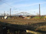 Auf diesem Bild sieht man die neuen Brücke für die B180 noch vor ihrem Einschub über die Gleisanlagen in Naumburg Hbf auf der Roßbacher Seite, am 28.12.2016.