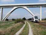 Unter der Unstruttalbrcke der Neubaustrecke Erfurt - Halle/Leipzig fhrt der Abellio 1648 937 am 19.09.2024 in Karsdorf als RB 80557 von Nebra nach Naumburg (S) Ost.