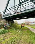 Um eine bautechnische Prüfung der Bahnbrücken für neue Eisenbahnunternehmen zwischen Roßleben und Artern zu ermöglichen, müssen die Brücken auf diesem Streckenabschnitt erst einmal freigeschnitten werden. Am 16.11.2024 haben einige Mitglieder der IG Unstrutbahn e.V. im Rahmen eines ehrenamtlichen Arbeitseinsatzes mit der Unstrutbrücke in Roßleben begonnen. (Foto: Philip Spannemann)