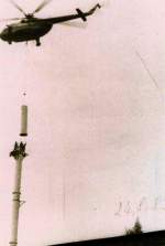 Per Hubschrauber werden die einzelnen Segemente zur Schornstein Neusetzung im Bw Naumburg geliefert; 24.08.1989 (Foto: Hans Grau)