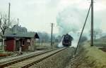 Am 13.02.1981 dampft die DR 44 0286-3 mit einem Güterzug am Posten 6a in Laucha in Richtung Karsdorf.
