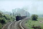 Am 01.06.1981 hatte diese 44er mit einem Güterzug aus dem Zementwerk Karsdorf Ausfahrt in Richtung Nebra.