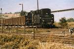 Am 04.10.1981 war die DR 44 0504-9 im Bahnhof Vitzenburg mit einem Güterzug ins Zementwerk Karsdorf unterwegs.