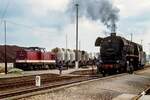 Während am 04.10.1981 im Bahnhof Vitzenburg die DR 44 0504-9 Lz Richtung Artern unterwegs war, steht daneben eine V100 mit Uc-x Kesselwagen für Kohlestaub. (Foto: Detlef Beck)