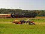 SEM 50 3648-8 mit dem DPE 61485 von Chemnitz Hbf nach Karsdorf, passiert am 10.09.2016 bei Kleinjena dieses landwirtschaftliche Gespann.