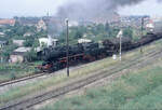 IGE Werrabahn-Eisenach 52 8039-1 mit einem Foto-Güterzug von Sondershausen nach Freyburg und zurück nach Artern, am 24.08.1996 bei der Ausfahrt in Roßleben.
