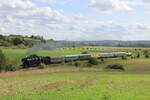 Zum Winzerfest nach Freyburg kamen die Eisenbahnfreunde Traditionsbahnbetriebswerk Stafurt e.V. am 13.09.2025 mit einem Sonderzug aus Magdeburg Hbf ins Unstruttal. Bis Sangerhausen war die DB Museum V100 003 Zuglok, dann bespannte die 52 8079-7 der Leipziger Dampf KulTour den DZ 88309  Salzland-Express  bis Karsdorf Bbf. Hier ist der Sonderzug auf der Unstrutbahn bei Kleinjena unterwegs.