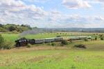 br-52/896038/zum-winzerfest-nach-freyburg-unstrut-kamen Zum Winzerfest nach Freyburg (Unstrut) kamen am 13.09.2025 die Eisenbahnfreunde vom Traditionsbahnbetriebswerk Staßfurt e.V. mit dem 'Salzland-Express' aus Magdeburg Hbf ins Unstruttal. Bis Sangerhausen war die DB Museum V100 003 Zuglok, dann bespannte die 52 8079-7 der Leipziger Dampf KulTour den DZ 88309 bis Karsdorf Bbf. Hier ist der Sonderzug auf der Unstrutbahn bei Kleinjena unterwegs.