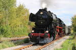 Leipziger Dampf KulTour 52 8079-7 mit dem DZ 88309 'Salzland-Express' von Magdeburg Hbf nach Karsdorf Bbf, am 13.09.2025 in Laucha (U). Der Sonderzug der Eisenbahnfreunde vom Traditionsbahnbetriebswerk Staßfurt e.V. kam zum Winzerfest Freyburg i ...
