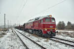 EBS V200 507 mit einem kurzen Getreidezug aus Karsdorf, am 12.01.2024 in Naumburg (S) Hbf.