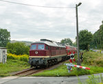 EBS 132 334-4 mit dem DPE 24871 von Naumburg Hbf nach Karsdorf, am 20.08.2016 am Bahnübergang zwischen Balgstädt und Laucha.
