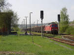 Am 04.05.2006 stand diese 232er mit einem Güterzug voller Papiersäcke mit Zement abfahrbereit nach Frankreich im Bahnhof Karsdorf.