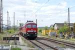 EBS 232 239-4 brachte am 15.05.2020 beide EBS-Holzroller aus Karsdorf nach Naumburg Hbf.