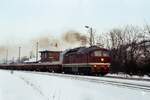 An einem Wintertag 1982 war die DR 132 056-3 im Bahnhof Nebra mit einem Sandzug am Haken Richtung Artern unterwegs. (Foto: Detlef Beck)