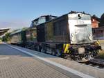 Am 14.08.2018 war die EBS 202 597-1 in Laucha mit einem Bghw-Wagen in Richtung Naumburg unterwegs.