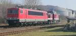 Die EBS 110 001-5 steht am 25.02.2021 mit der FWK 155 119-1 im Bbf Karsdorf und überführt sie kurze Zeit später nach Naumburg Hbf.