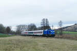 PRESS 204 005-3 mit 4 Reisewagen auf Überführungsfahrt von Karsdorf in Richtung Naumburg, am 28.12.2021 bei Balgstädt.