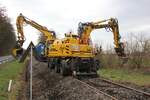 Zweiwegebagger-Einsatz beim Schwellenwechsel auf der Unstrutbahn am 24.11.2024 zwischen Balgstädt und Laucha (Unstrut).