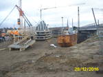 Vorbereitungen für den Einschub der neuen Brücke für die B180 über die Gleisanlagen in Naumburg Hbf am 28.12.2016.