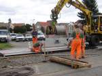 Präzisionsarbeit zwischen Mensch und Technik während der Bauarbeiten am Bahnübergang der B176 in Laucha; 28.08.2007 (Foto: Klaus Pollmächer)