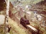 Eine unbekannte Dampflok mit einem Güterzug am 10.05.1980 bei Lauscha.