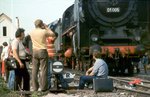 Eisenbahnfreunde unter sich, während der Feier zu  100 Jahre Rbd Erfurt , am 09.06.1982 im Bahnhof Erfurt West.