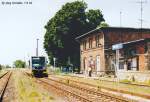 Ein VT 673 der KEG am 07.06.2003 als RB von Artern nach Naumburg Hbf, beim Halt in Gehofen.