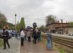 Zahlreiche Eisenbahnfans und Hobbyfotografen erwarteten am 01.05.2013 im Bf Nebra auf die Ferkeltaxen, die auf Fotosonderfahrt aus Karsdorf nach Nebra unterwegs waren.