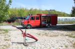 Die freiwillige Feuerwehr aus Karsdorf versorgte die EMBB 52 8154-8 am ehemaligen Bahnhof Karsdorf mit neuem Wasser.