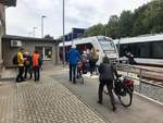 Reisende und Fahrradtouristen zum Freyburger Winzerfest im September 2019 im Bahnhof Nebra.