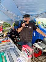 Eisenbahnsouvenirverkaufsstand mit Moderator beim 21. Unstrutbahnfest am 03.10.2026 im Bahnhof Ro�leben. (Foto: IG Unstrutbahn e.V.)