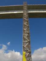 Während einer Brückenwanderung am 15.09.2011 auf der Unstruttalbrücke der zukünftigen Neubaustrecke Erfurt - Leipzig/Halle, müßten wir dieses Gerüst als Aufstiegsmöglichkeit nutzen, um auf die Brücke