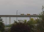 Am 05.10.2013 gab es auf der neuen Unstruttalbrücke bei Karsdorf Baustellenverkehr in Form von einem Zweiwege-LKW zu beobachten, der auf Flachwagen zwei Zementmischer vom Osterbergtunnel Richtung