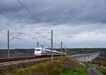 DB 401 072 „Aschaffenburg“ als ICE 797 von Leipzig Hbf nach Frankfurt (M) Süd, am 26.10.2025 auf der Unstruttalbrücke bei Wetzendorf. (Foto: Maik Köhler)