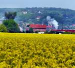 Dampfwolken am Himmel. Die Rauchfahne von der 52 8154 am 19.05.13 über Roßbach kündigt die Rückfahrt des Sonderzuges anläßlich der  Saale-Weinmeile 2013  von Freyburg an. Jetzt geht es als DPE 37691 nach Camburg.