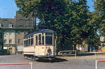 An einem Sommertag 1973 durchfährt der Wagen 12 der Naumburger Straßenbahn auf der Linie 2 den Naumburger Lindenring Richtung Hauptbahnhof.