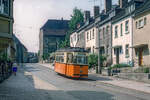 Am Moritzberg in Naumburg (Saale) war am 04.06.1984 der Wagen 44 der Naumburger Straßenbahn als Linie 2 zum Hauptbahnhof unterwegs. (Foto: Biesdorfer83)