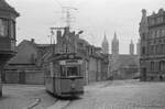 An einem trüben Wintertag 1982/83 war der Tw 32 der Naumburger Straßenbahn am Moritzberg in Naumburg (Saale) als Linie 1 zum Hauptbahnhof unterwegs. (Foto: Bahnbild-Online)